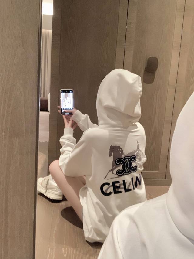 特价 Celin* 赛琳 24早春马车印花连帽卫衣 经典百搭款 单穿或者拿来内搭绝绝子 整个设计很简洁 胸前logo巧妙吸睛 不挑人的基础版型 各种身材都可以驾