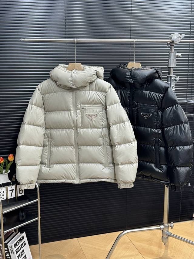 Moncler 盟可睐 蒙口 顶级版本冬季经典三角标识情侣羽绒服外套 -颜色：黑色 灰色 -尺码：48 50 52 54 56 今年冬天最新款，盟可睐羽绒服以其