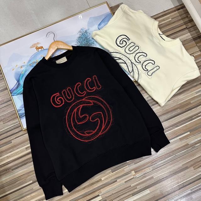 上新 双g情侣款圆领卫衣 高逼格！高版本2024最新款gucci 古骑新款圆领铅笔素描图案男女情侣款刺绣圆领卫衣，图案是刺绣，扭曲的刺绣图案非常考验刺绣打版师傅