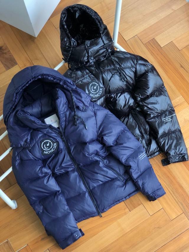 供 Moncler 蒙口 藤原浩合作款 地球 羽绒服情侣款 黑色 藏青色 1-5码 代购在售1W！20D复合亮面尼丝纺面料，手感舒适度爆棚，90白鸭绒填充，入冬