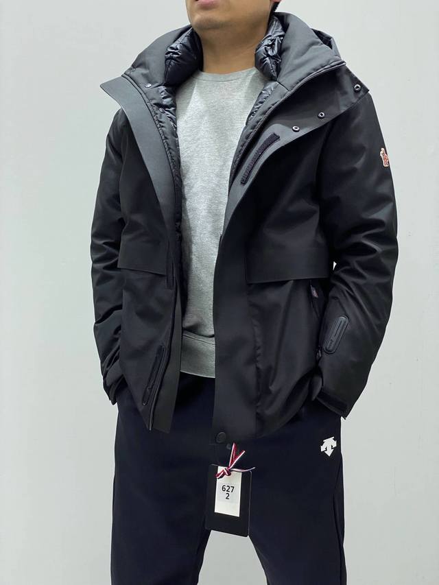 顶级版本 Moncler 盟可睐 连帽户外中长款羽绒服外套， 连帽设计防冬防雪更暖和。 原版订制防风防水压胶客供聚酯纤维镀层面料， 高门襟魔术贴内置拉链防寒系数