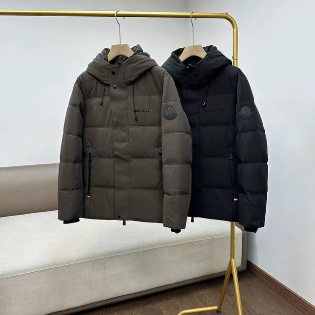 顶级版本 Moncler 盟可睐 连帽户外中长款羽绒服外套， 连帽设计防冬防雪更暖和。 原版订制防风防水压胶客供聚酯纤维镀层面料， 高门襟魔术贴内置拉链防寒系数