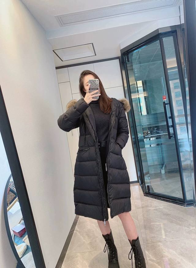 Moncler 蒙口 Boedic 毛领连帽拉链外套长款收腰羽绒服女款 - 毛领设计：配有较大的狐狸毛领，毛领不仅增加了整体的时尚感和奢华感，还能为颈部提供良好