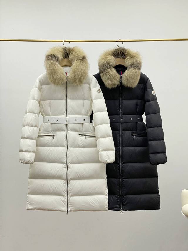 Moncler 蒙口 Boedic 毛领连帽拉链外套长款收腰羽绒服女款 - 毛领设计：配有较大的狐狸毛领，毛领不仅增加了整体的时尚感和奢华感，还能为颈部提供良好