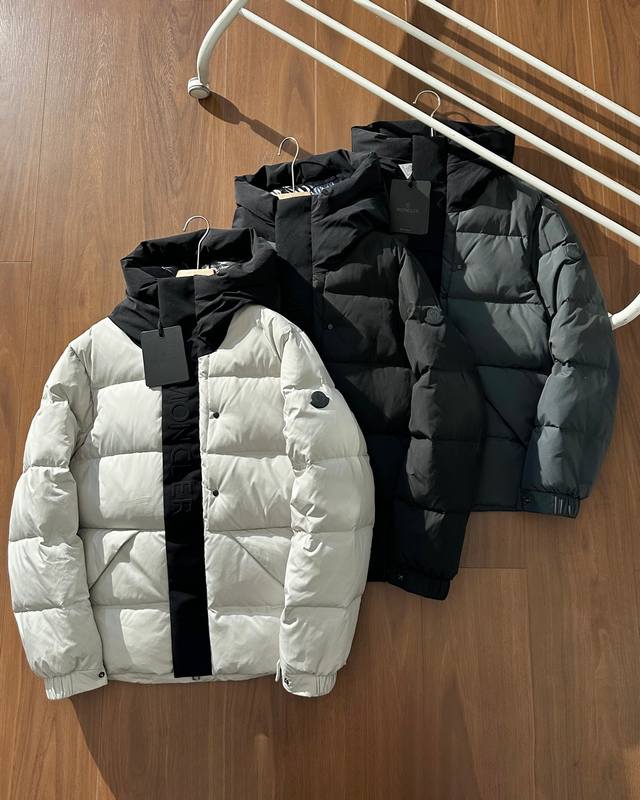 冬款羽绒服moncler 蒙口三色断货王黑武士经典连帽立领蒙口舒适保暖黑武士哑光羽绒服外套 冬天想要美丽保暖的秘密之一，时尚的外形以及保暖性兼得深受欢迎，是一家