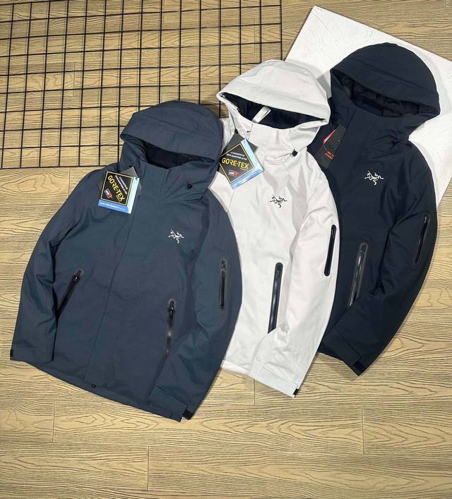 高品质 Arcteryx 始祖鸟男款防风连帽保暖羽绒服！ 这款冬季羽绒服时尚保暖，防风挡雨，正是高山 性能的城市妙用！ 整衣采用了进口850#鹅绒填充、全是大朵