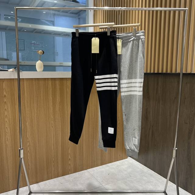 Thom Browne Tb 针织条纹运动裤卫裤 最近大火的tb系列 完美还原 为各位奉上大身面料为369克毛圈双纱精梳紧密赛络纺，面料亲肤舒适，裤腿四道杠为色