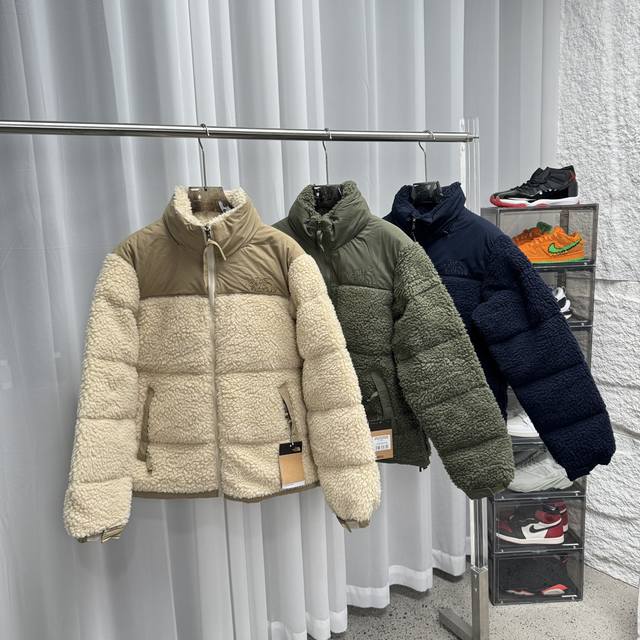 供货 The North Face 北面羊羔绒拼接羽绒服 Tnf经典的1996版型 肩部和领口改用羊羔绒拼接 领口内部采用羊羔绒面 质感满满 此款衣服原版羽绒