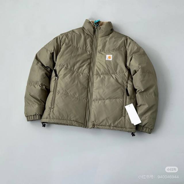 供货 Carhartt Wip卡哈特美式复古logo立领羽绒保暖防寒夹克外套男女款 80%羽绒填充，保暖性很ok！上身轻盈，无负担，不臃肿。Loose Fit版