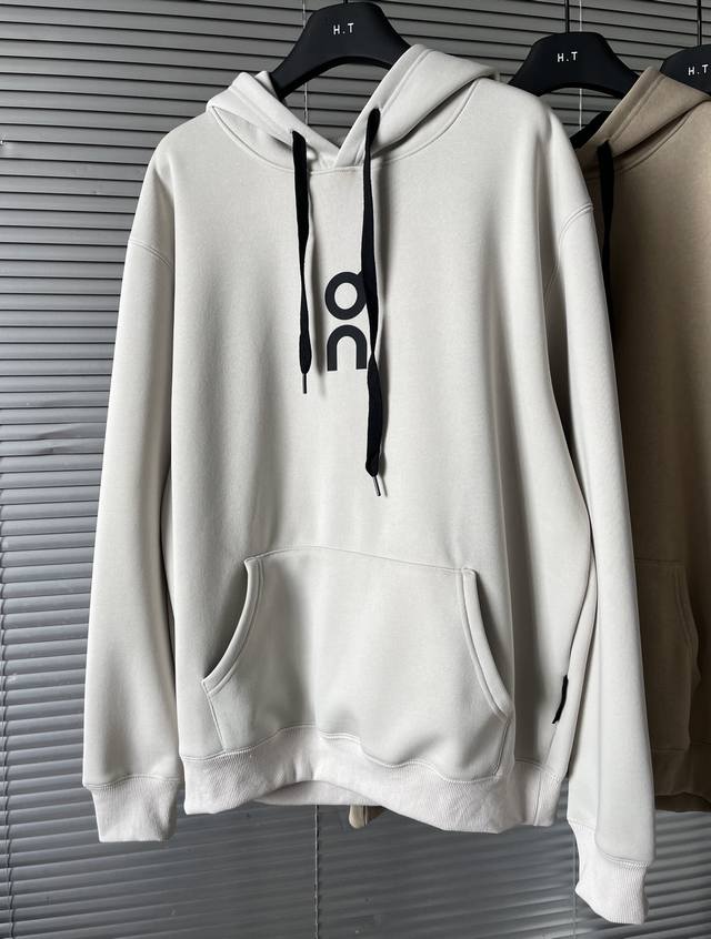 上新 On昂跑 Club Hoodie新品男款经典运动风柔软亲肤休闲帽衫卫衣加绒加厚款。 简约的高级款式，面料亲肤舒适，贼百搭。 适合多远场景，为赛场外的生活打