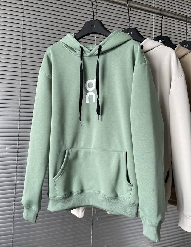 上新 On昂跑 Club Hoodie新品男款经典运动风柔软亲肤休闲帽衫卫衣加绒加厚款。 简约的高级款式，面料亲肤舒适，贼百搭。 适合多远场景，为赛场外的生活打