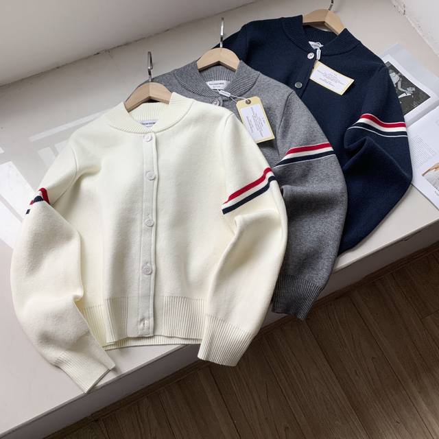 Thom Browne 汤姆布朗 Tb24Ss秋季新款色织四道杠毛衣针织开衫 Tb经典基础风格 年年都穿的经典款必须选择品质全部对色定染含羊毛的棉纱线，柔软亲肤