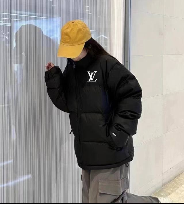 Louis Vuitton Lv 路易威登羽绒服 专柜原版，全部1.1定制，尼龙防泼水面料，双层内胆，不跑绒 320G起充绒量，国标90白鸭绒，随意检测，蓬松度