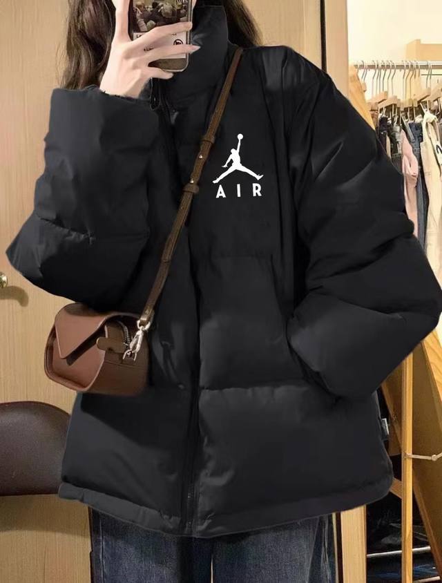 Air Jordan乔丹aj羽绒服 专柜原版，全部1.1定制，尼龙防泼水面料，双层内胆，不跑绒 320G起充绒量，国标90白鸭绒，随意检测，蓬松度非常好，是一件