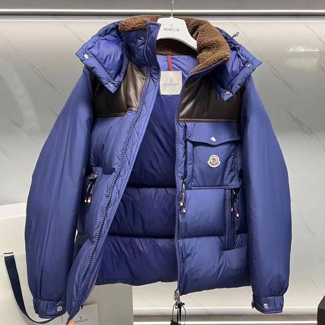 拿货 2024S爆款：直邮代购moncler 蒙口 Braye新款羊羔毛领皮面拼接羽绒服爆款 描述： 该款短款派克羽绒采用 Longue Saion面料制成，服