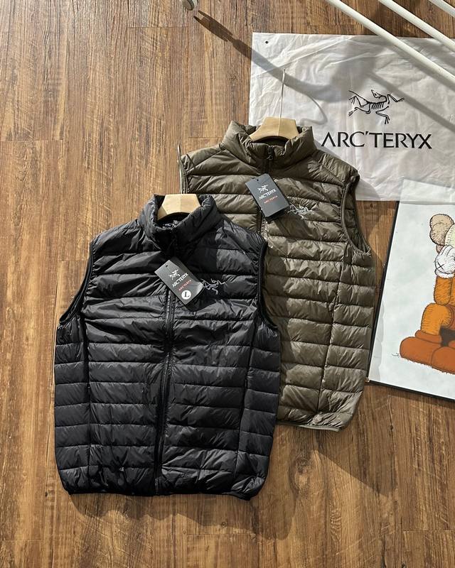 供私 始祖鸟arcteryx 纯色羽绒立领马甲内胆 代工厂出品 充绒量达到50-80克 男女同款，刺绣大鸟logo标，让你穿上更有气质！ 真的是超轻超保暖 超轻