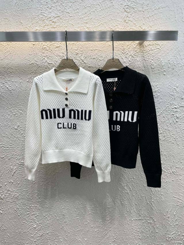 Miumiu缪缪字母提花定制纽扣翻领长袖针织毛衣 款号：24670111834 颜色：白色 黑色 尺码：均码 80-125斤