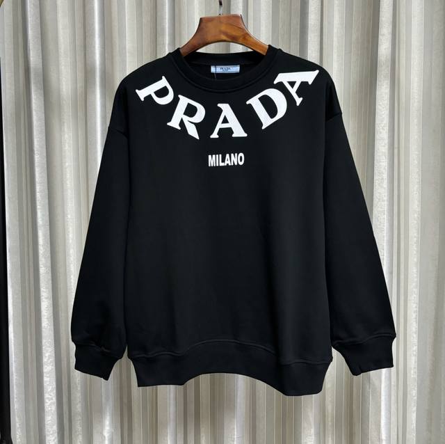 上新 高版本 Prada 普拉达 2024秋冬新款 领口logo印花 圆领卫衣打底衫男女同款 采用410G原版厚重面料 定制1:1辅料 特殊螺纹，炒鸡百搭，各路