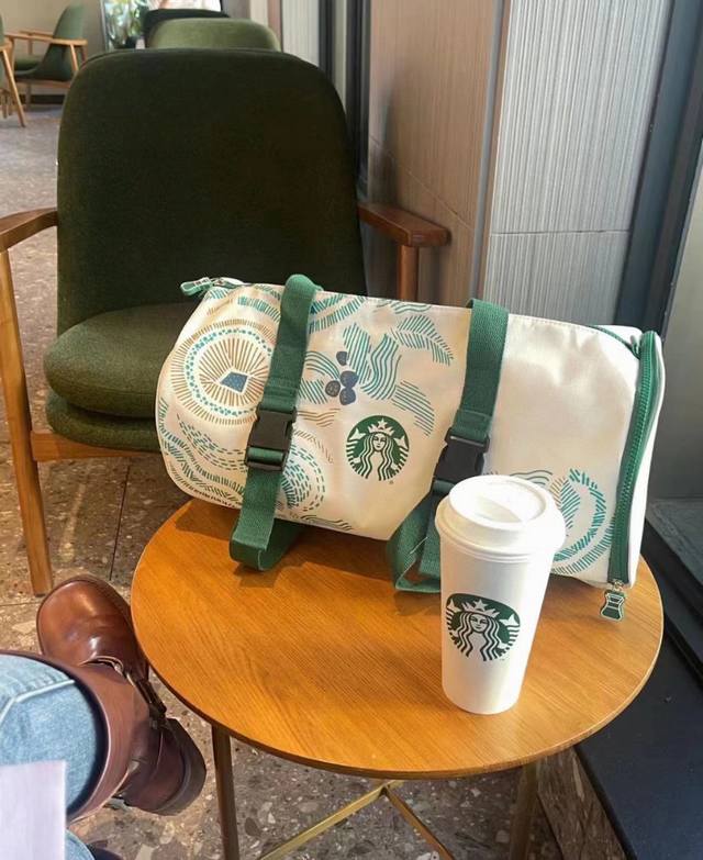 Starbucks.星巴克旅行包 尺寸45*23*23 单肩 斜挎 手提 旅行包健身包 日常去健身拿或者短途出行 日常出街塞东西斜挎非常方便 生活防水 下雨基本