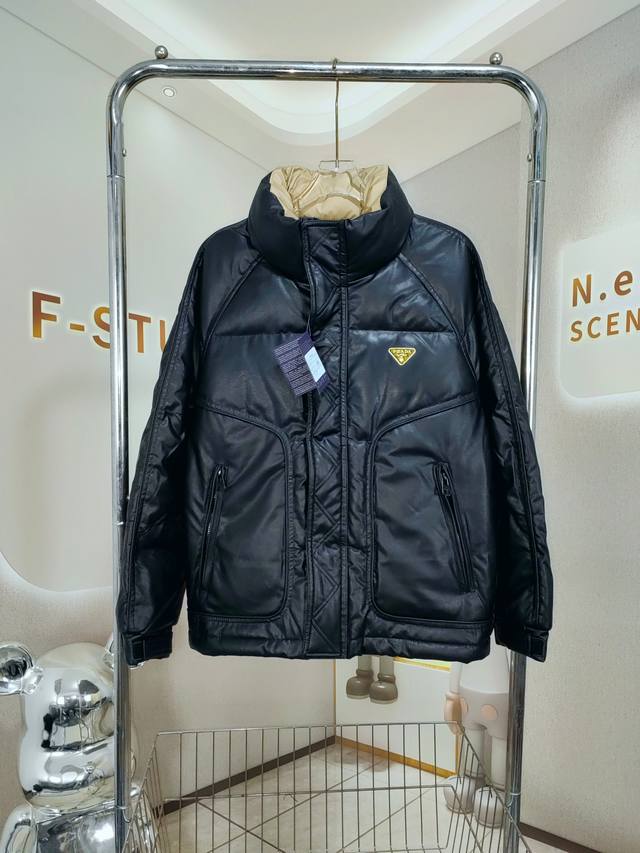 抗寒-30℃ 顶级品质 Prada普拉达鹿皮皮面羽绒服，官网在售3万+ 普拉达prada是意大利奢侈品品牌，由玛丽奥 普拉达于 1913 年在意大利米兰创立，其