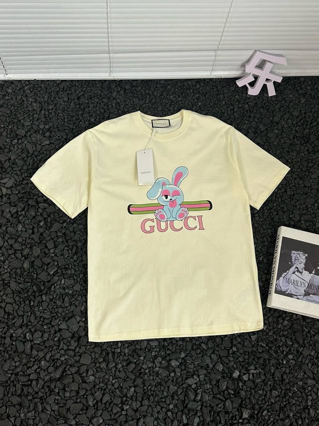 古驰 Gucci 24Ss夏款童趣小兔印花短袖t恤情侣款 - 热度款tee！潮男潮女必备单品！可随意穿搭！对色对位直喷工艺！图案呈现出来立体感效果非常棒！区别普