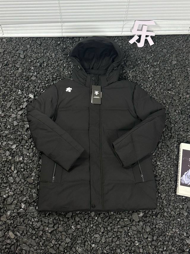 Descente 迪桑特 秋冬新品商务休闲保暖加厚男士中长羽绒服外套 - 时尚大气简约舒适细节 特色 描述 韧性防风面料光滑好打理不易褶皱不易缩水，经久耐穿双重