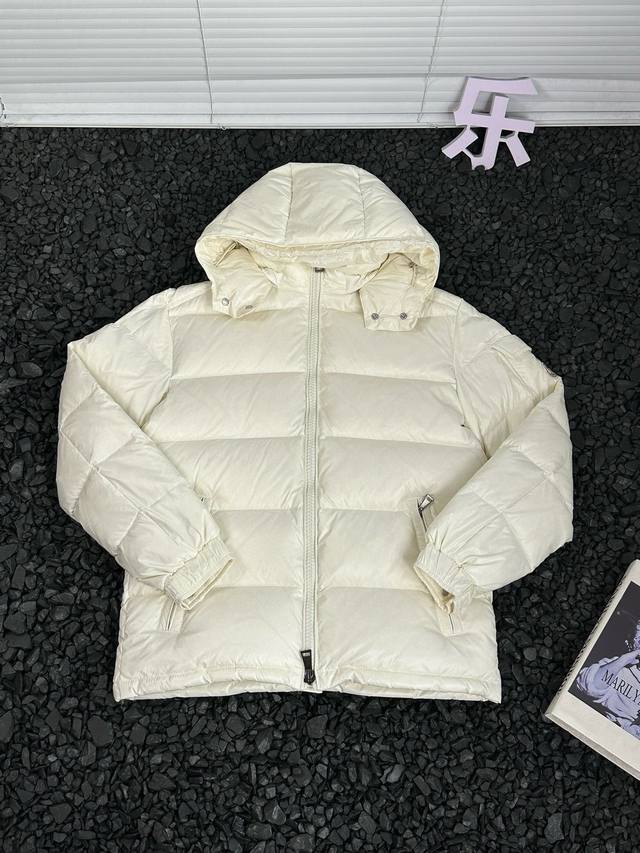 Moncler 蒙口 24Ss秋冬四色发袖章保暖加厚连帽羽绒服外套情侣款 - 迟来的渠道好货好款 拉链五金搭配更显高级填充白羽绒确保温暖呵护客供进口面料，防风防