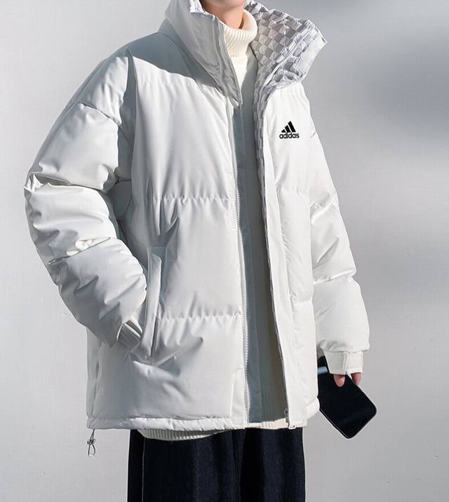 年冬季新款adidas阿迪达斯经典款格子立领棉服！Adidas阿迪达斯男女情侣款保暖效果超好，衣服品质大家放心。而这种货也真的没什么好多说的，你买的放心，我卖的