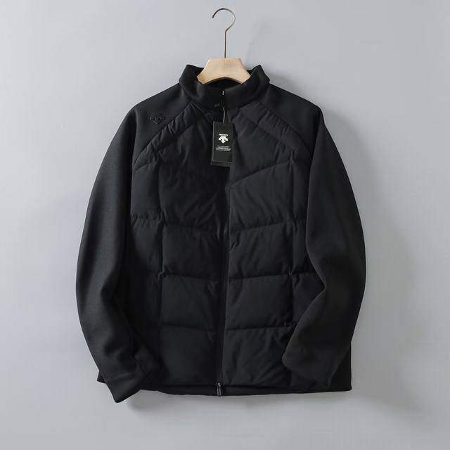 高品质 #Descente 迪桑特 24压胶最新款 男士轻薄款短款羽绒服外套 张译 安欣同款 ※一款适合冬季运动穿着的轻盈羽绒服。袖子部分采用motion Kn