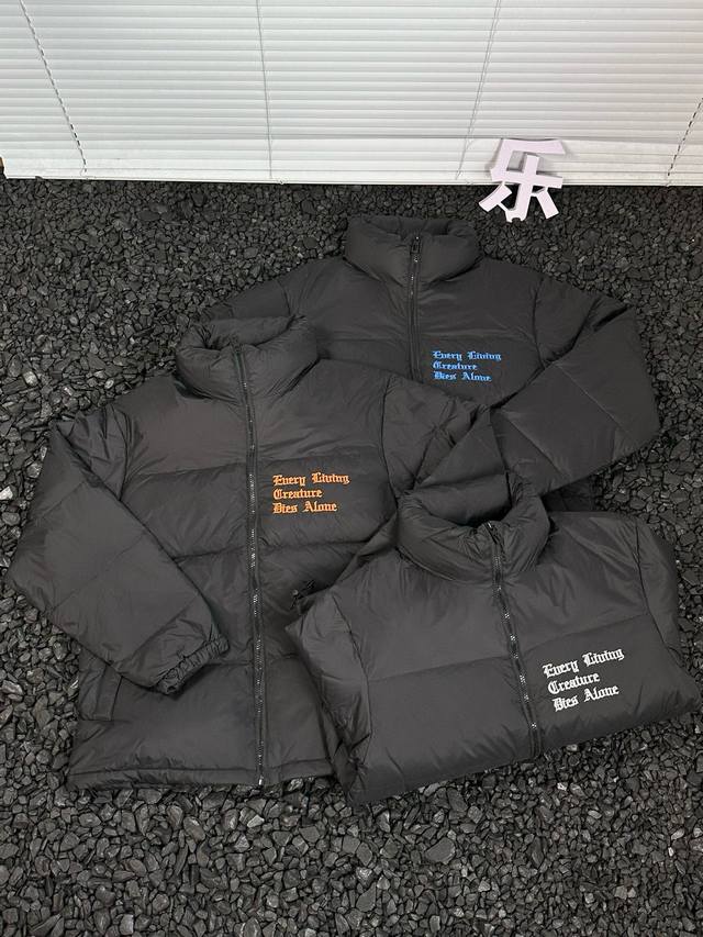 Vlone 后背经典大v刺绣字母秋冬保暖立领羽绒服情侣款 - 采用30D尼龙面料贴黑金膜三层涂层工艺，哑光亮度完全与原版一致。无论是从光泽度，还是手感做到了百分