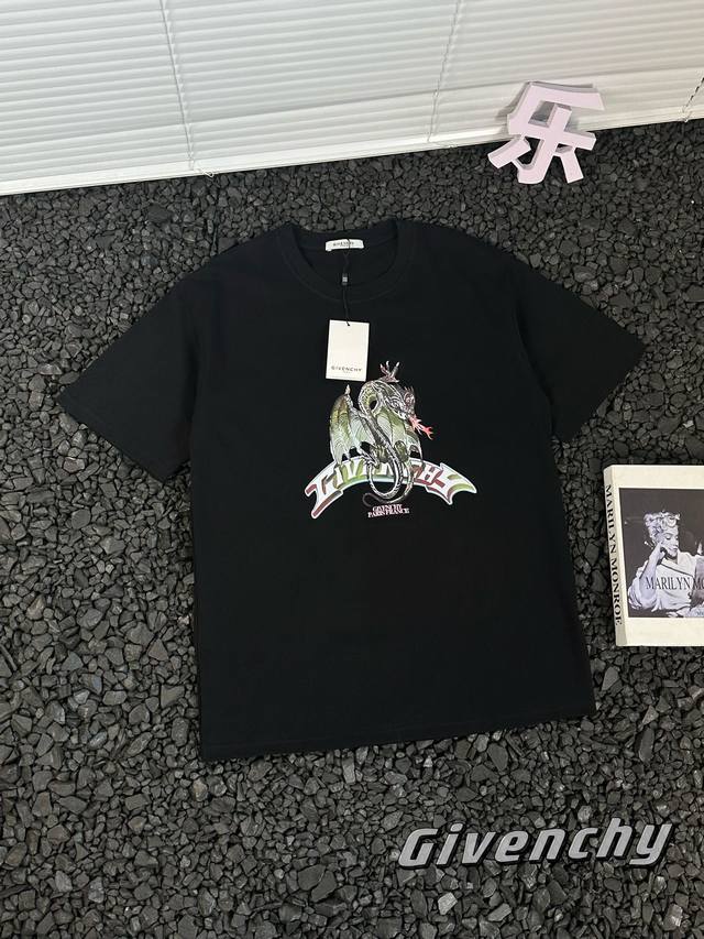 纪梵希 Givenchy 24Ss夏季龙年图腾字母印花短袖t恤 - 热度款tee！潮男潮女必备单品！可随意穿搭！对色对位直喷工艺！图案呈现出来立体感效果非常棒！