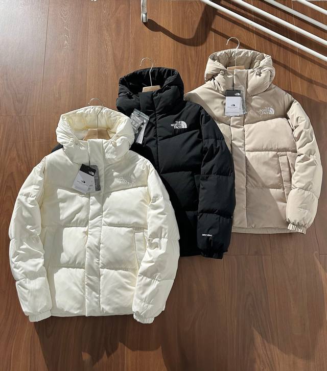 冬款羽绒服the North Face 北面24冬款三色刺绣logo连帽韩国代购防水防风鸭绒羽绒服 货号：Nj1D 户外界中的第一品牌！！ 此款为情侣款连帽设计