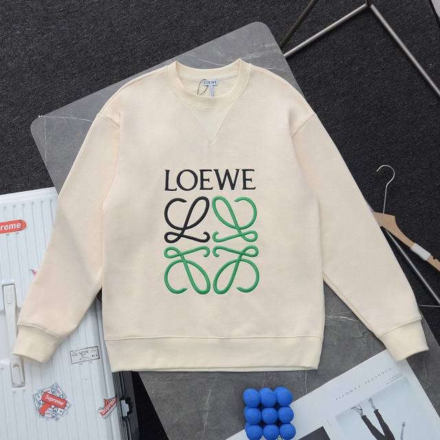 上新 顶级复刻 高端定制 - Loewe 罗意威 新款胸前立体刺绣logo休闲圆领卫衣 - 货号：W240206 - 颜色：黑色 杏色 - 购入原版开模打造，全