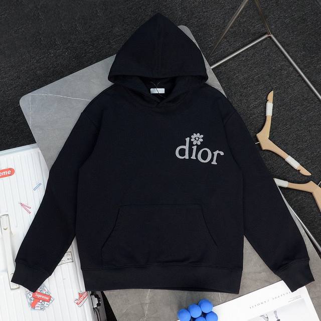 上新 顶级复刻 高端定制 - Dior 迪奥 新款花朵字母logo刺绣休闲连帽卫衣 - 款号：W24015 - 颜色：黑色 白色 - 购入原版开模打造，全套定制