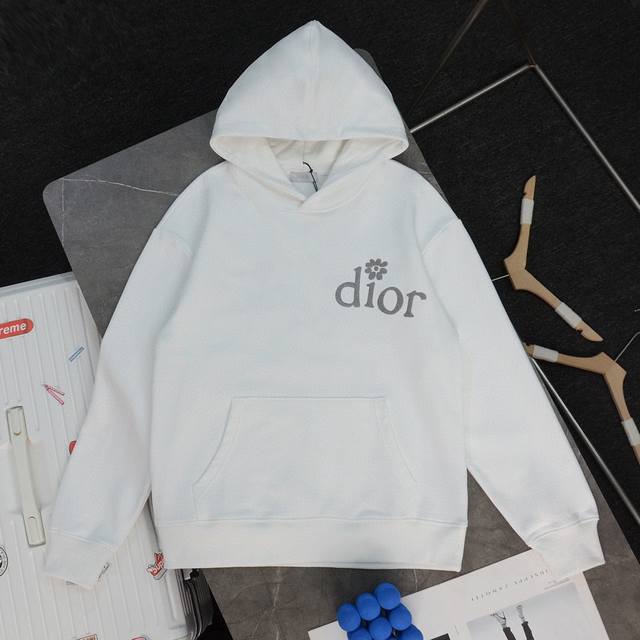 上新 顶级复刻 高端定制 - Dior 迪奥 新款花朵字母logo刺绣休闲连帽卫衣 - 款号：W24015 - 颜色：黑色 白色 - 购入原版开模打造，全套定制