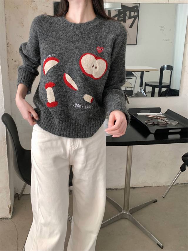 Play Comme Des Garcons川久保玲 三标齐全 含羊毛 甜美必备 圆领苹果图案针织衫毛衣 宝子们，今天要给大家介绍一款超可爱的圆领苹果图案可爱减