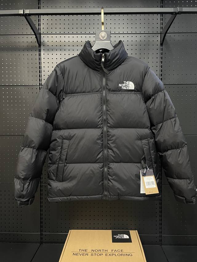 北面1996 Nuptse 经典款 北面羽绒服 标配专柜同款手提袋 退货遗失默认-5 礼盒15 码数：M L Xl 的字面含义为山的最寒冷、最艰难一面。它也是