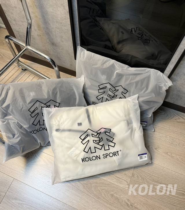 上新上新 -24Ss秋冬新款可隆 Kolon 户外运动保暖拉链连帽棉服情侣马甲外套 - 颜色：黑色 灰色 米白色 尺码：L-5Xl 里面无论是搭配毛衣还是卫衣都