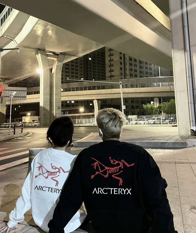 上新 上新 加绒加厚 下单备注 Arcteryx 始祖鸟经典基础款后背大logo情侣款圆领卫衣，上身帅气百搭不挑人，休闲运动均可驾驭，经典永不过时绝佳初秋出行穿