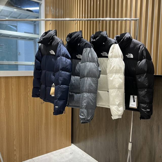 北面1996 Nuptse 经典款 北面羽绒服 标配专柜同款手提袋 的字面含义为山的最寒冷、最艰难一面。它也是 的产品能够发挥功能的地方。 。一直致力支持去发现