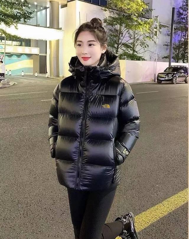 重磅推荐the North Face 北面新款黑金羽绒服连帽男女情侣款 帽子脱卸 90鸭绒+热反射！ 黑金羽绒服内有热反射拼接能够有效降低热能消失这种银离子特殊