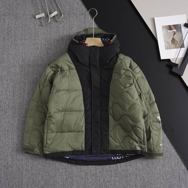 北面the North Face Ue先锋设计系列 拼色logo印花拉链刺绣连帽羽绒服 全羽绒填充 每件羽绒填充量 G以上，保暖没得说。最主要是设计感，两边采用