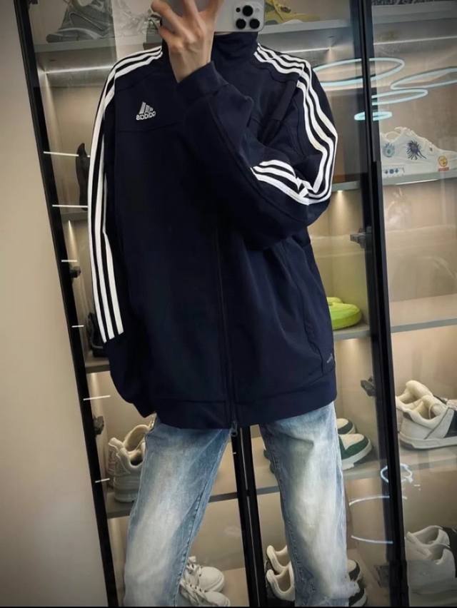 实物是棉服 Adidas 阿迪达斯立领三条杠棉服外套qq糖男女同款 顶级版本 欢迎对比 Ins小红书超火爆款系列 各大明星网红上身款 定制领口织带复刻原版，经典