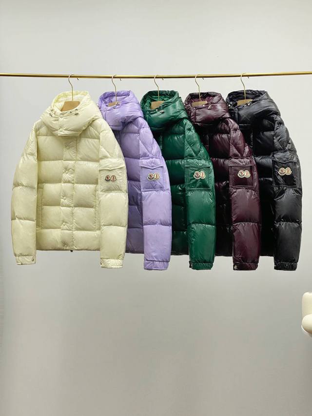 Moncler 蒙口23Fw蒙口maya玛雅70周年限定羽绒服 Moncler Maya 经典之作亮面小标羽绒服，袖口上的口袋与70周羊毛毡小标的完美结合，帽子