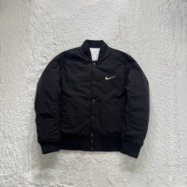 上新供 ！ Stussy X Nike Fw联名 双面穿夹克外套棉服 原版复刻 爆火断货王，联名的最后的热度 这次联名最好看的就是这个夹克了， 时尚是轮回，兜兜