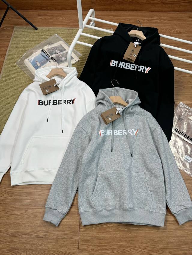 Burberry巴宝莉专柜同款百搭保暖加绒连帽卫衣男女款 采用500克全棉面料内里加绒保暖的同时不闷汗秋冬单穿内搭都合适 表面针织横纹肌理面料耐穿稳定性好 人体