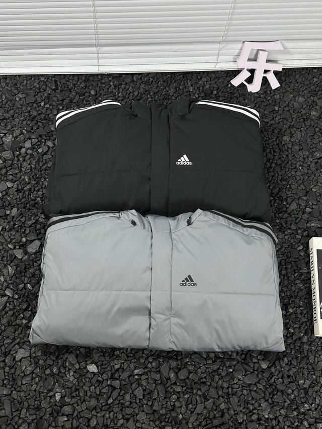 Adidas 阿迪达斯 24Ss冬季专柜同步保暖羽绒服经典三杠织带 男女同款 - 定色定染 专柜雾霾灰色，三防工艺，中度防水功能。雨雪天气无压力 填充80灰鸭绒