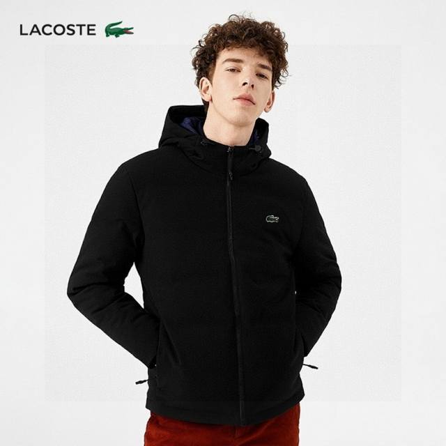 供 Lacoste 鳄鱼秋季新款连帽夹克外套！品质可以用极致来形容！海外钻柜在售，秋季潮流新品！独特传统普拉达经典风格，客供牛奶丝聚酯面料，上身效果好，穿着舒适