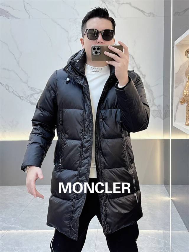 90白鸭绒 Moncler 蒙口 24Ss冬季男女情侣长款连帽羽绒服！ 五星推荐！年货必入！ 尾单流出，24年秋冬新款，重磅级臻品！让人折服的品质！ 日本单，品