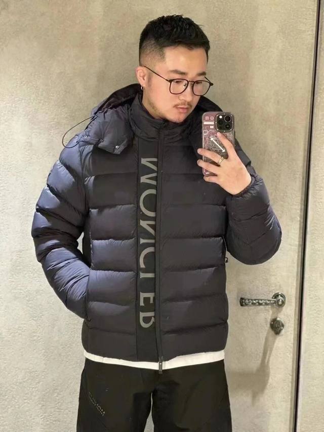 23Fw Moncler蒙口新黑武士3M反光白鹅绒连帽羽绒服 -关于成衣- 采用亚光longue Saison尼龙制成，漆面尼龙衬里，填充羽绒 风帽与正面门襟采